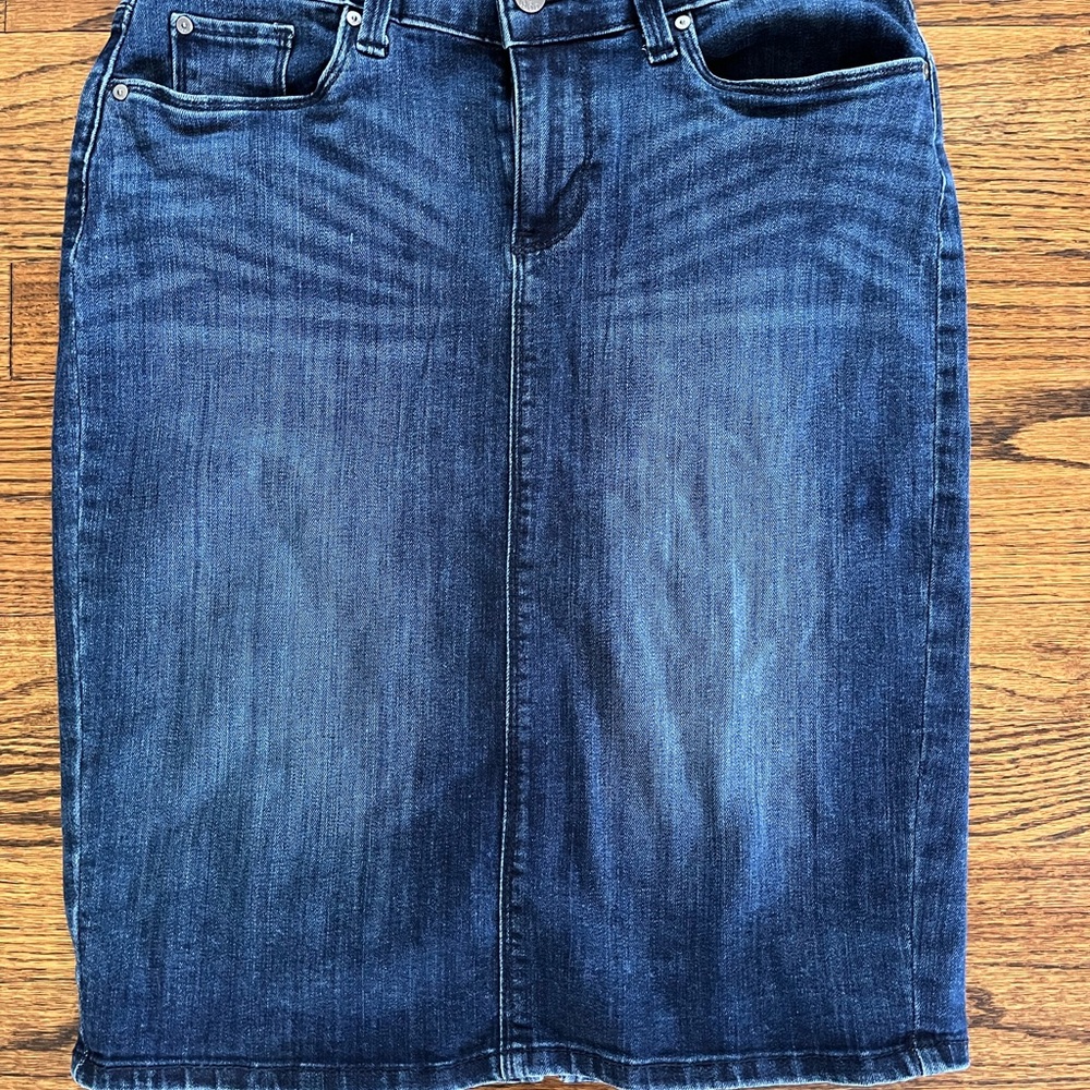 Ladies Gap dark wash denim skirt size 4
